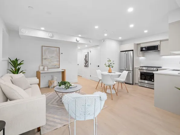 2135 E Pender St #102, Vancouver, BC V5L 1X3