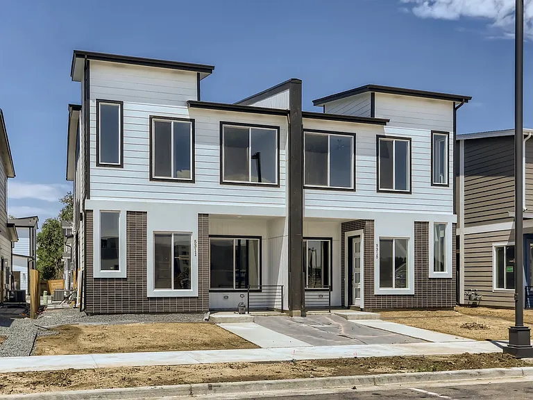 5315 E 63rd Pl — Photo 2