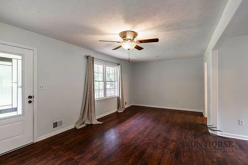 4 bed, 2.0 bath, 1743 sqft, $2,350 — Photo 3