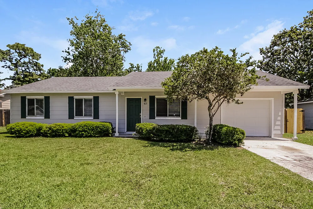 3 bed, 2.0 bath, 1124 sqft, $2,100 — Photo 1