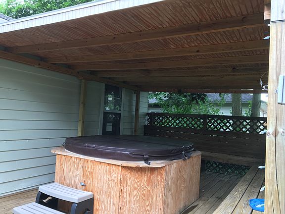 Private deck and hot tub 