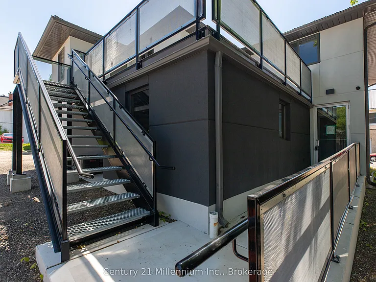 413 Queen St S #B — Photo 23