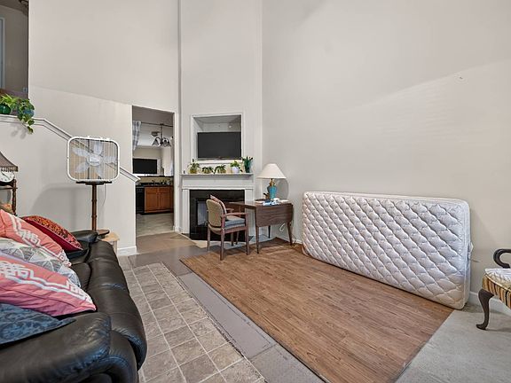 4th image of 112 Northcrest Commons Cir