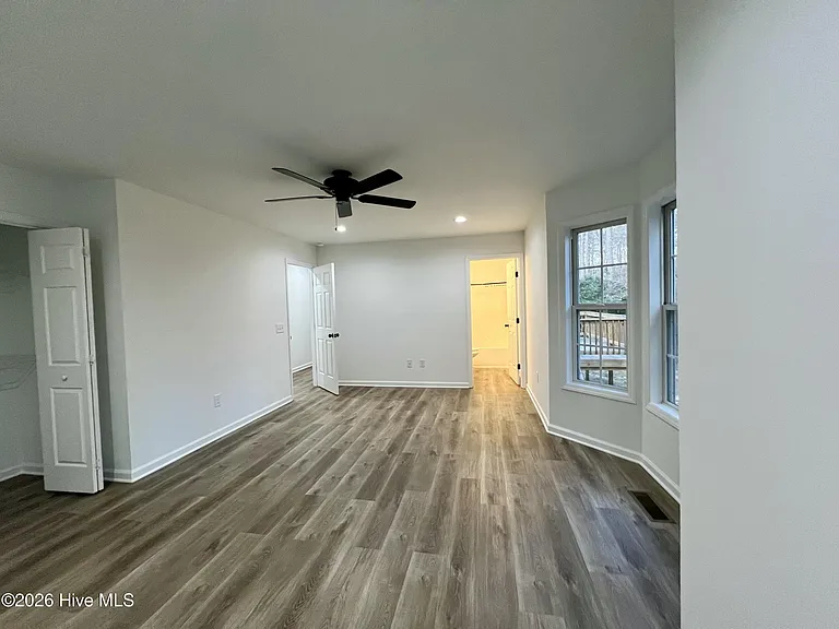 157 Edinburgh Dr — Photo 11
