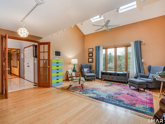 4th image of 92 Buckingham Drive