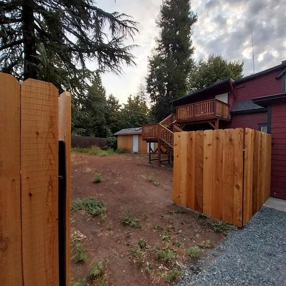 544 NW C St #B — Photo 4