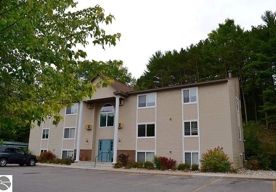 1st image of 1530 Veterans Dr