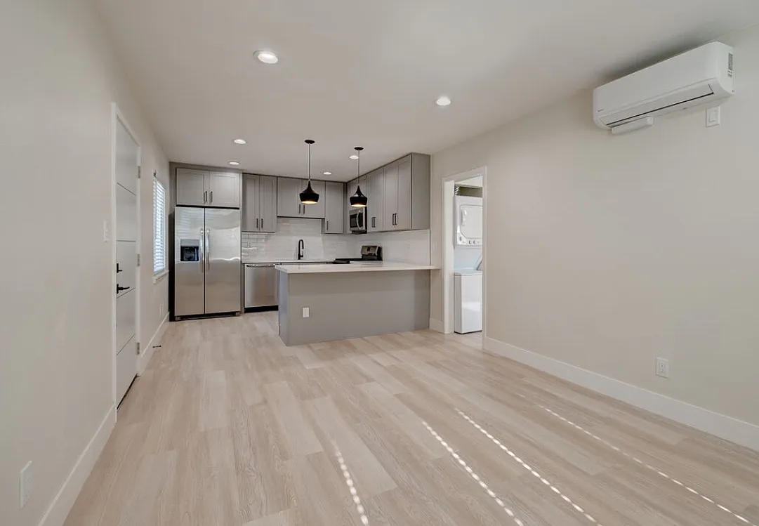 2 bed, 700 sqft, $3,100 — Photo 2