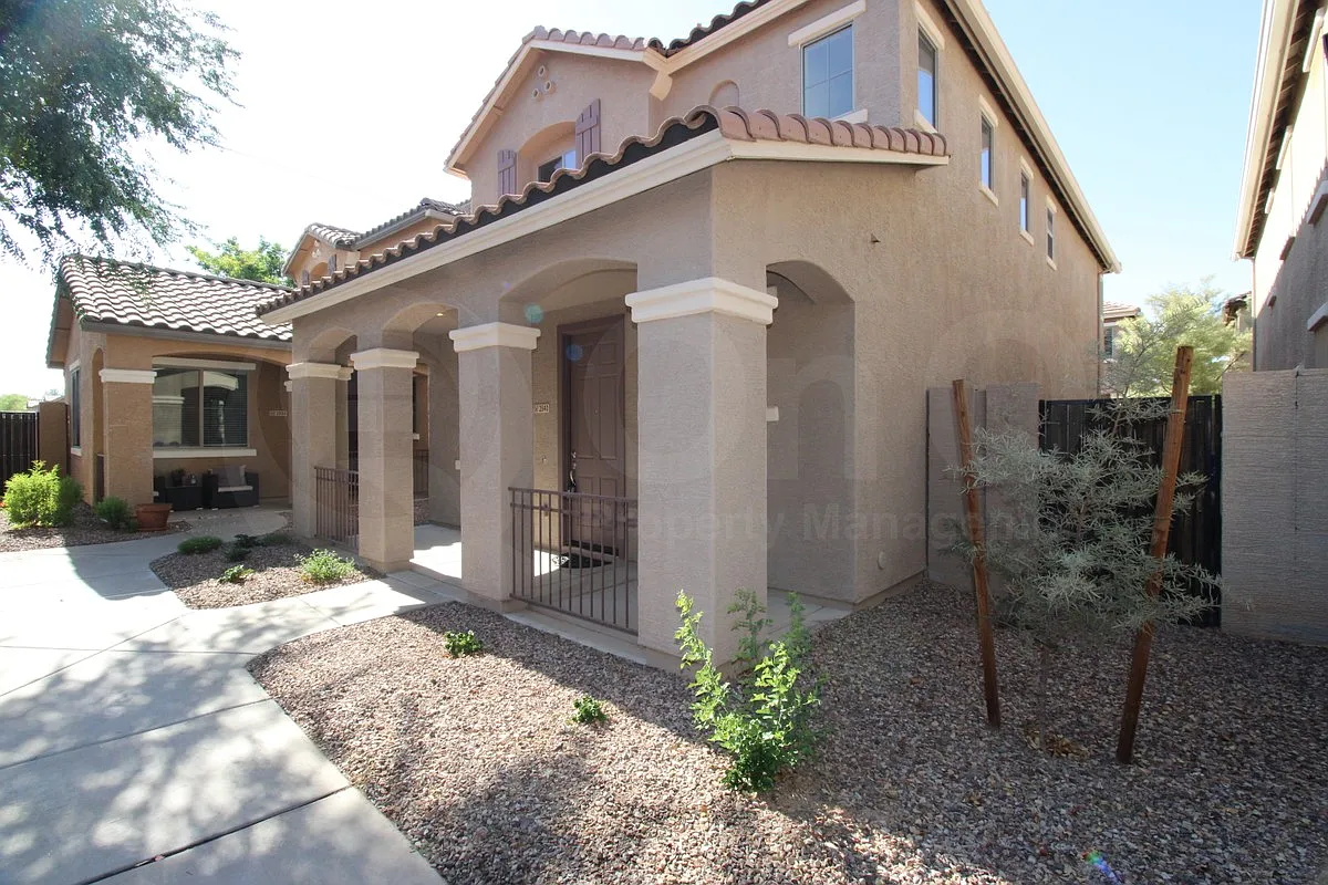 3 bed, 2.5 bath, 1564 sqft, $2,095 — Photo 2