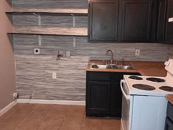 3rd image of 1667 Southlawn Blvd #2