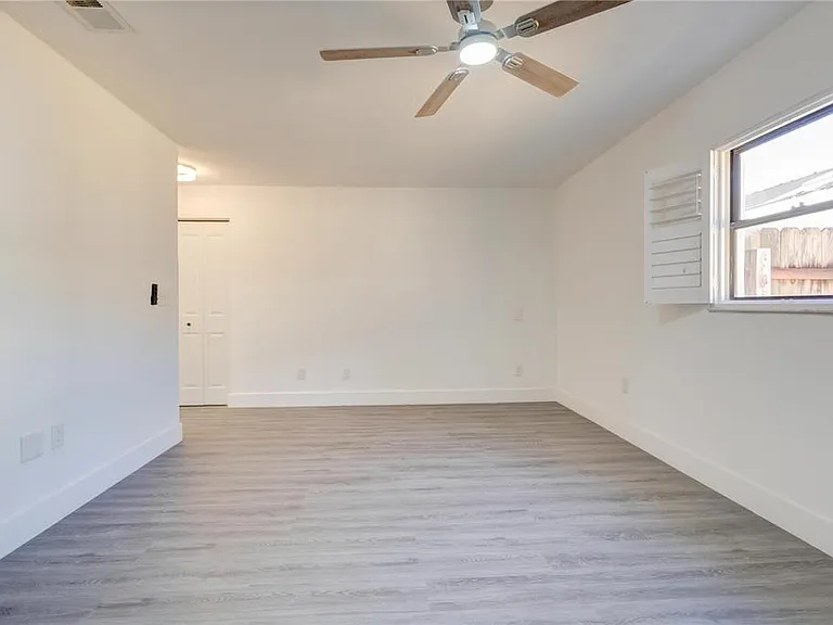 2261 S Flagler Ave — Photo 40