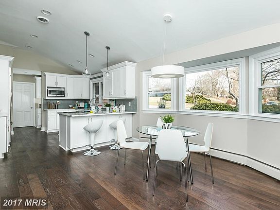 gourmet eat in kitchen w breakfast bar