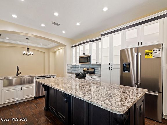 5th image of 8683 Villanova Dr #102