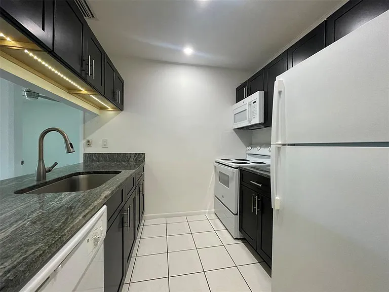6040 Shakerwood Cir #205 — Photo 4