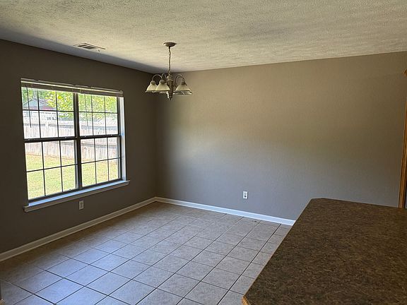 5th image of 32 Thunderbird Dr