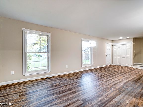5th image of 44511 N Umberland Cir
