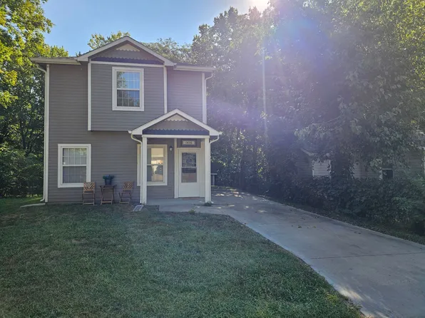 1416 Maple Ln, Lawrence, KS 66044