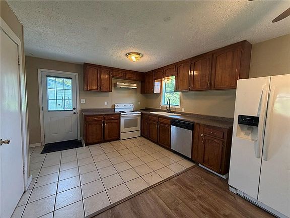 5th image of 366 Lily St