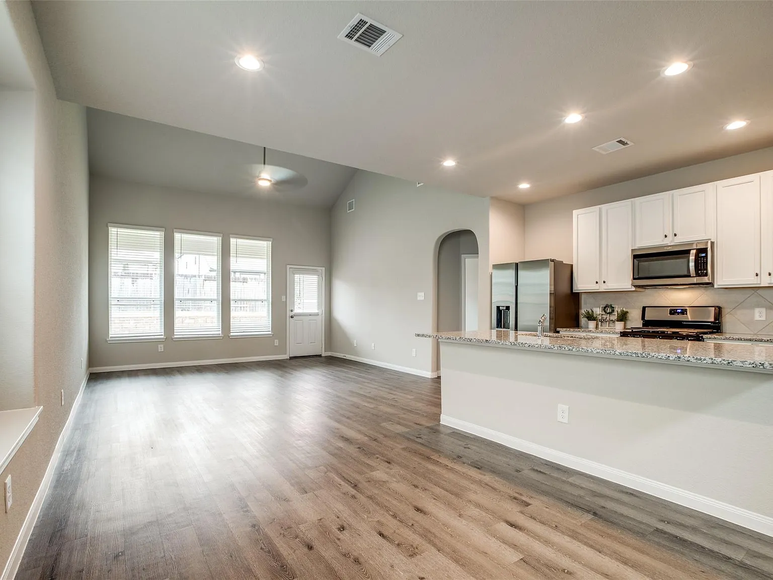 4 bed, 2.5 bath, 2125 sqft, $2,099 — Photo 4
