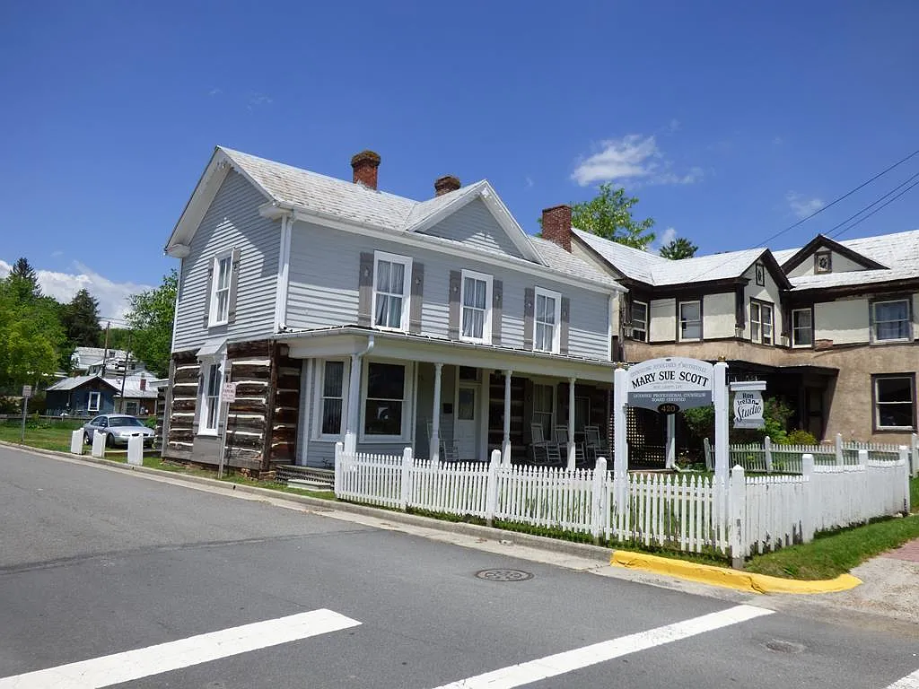420 E Main St photo 1