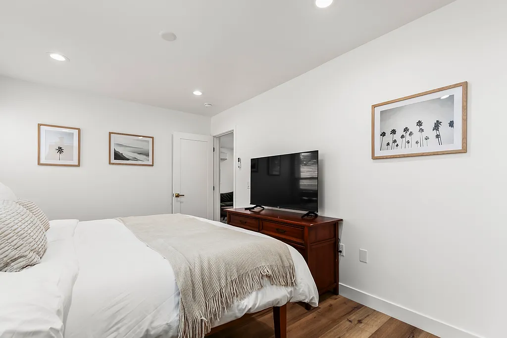 2 bed, 750 sqft, $3,200 — Photo 3