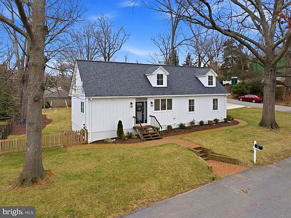 3rd image of 310 Giddings Ave