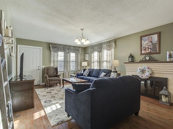 3rd image of 112 S Hill St