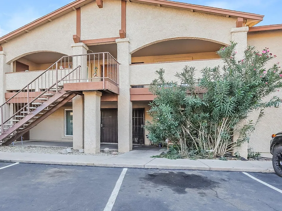 465 W Ivyglen St #211