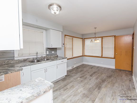 3rd image of 527 Bensley Ave