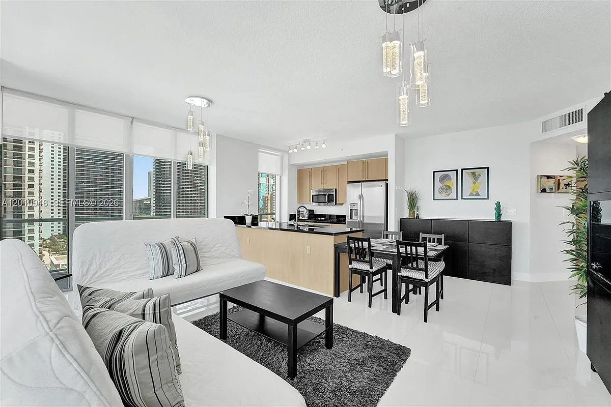 Building Photo - 1111 SW 1st Ave #2325