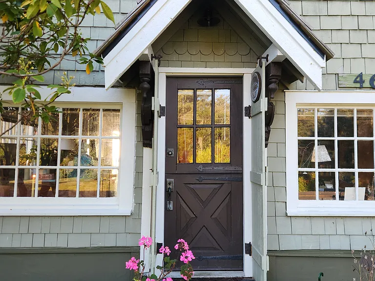 Hamlet neighbor, Dutch House