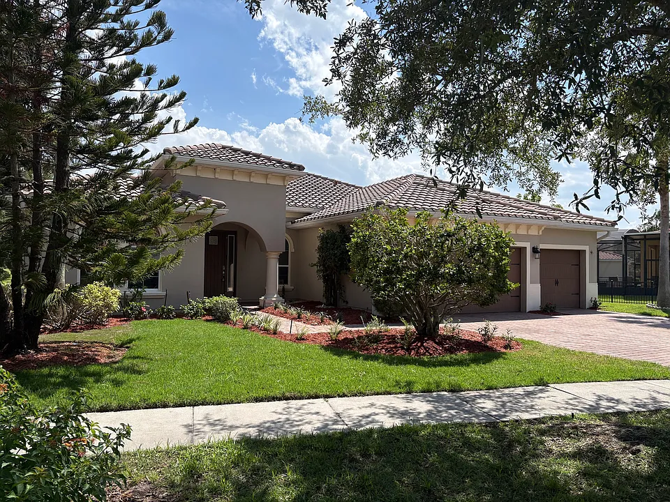 3700 Paradiso Cir