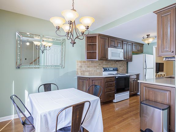 5th image of 1472 Oakbrook Dr E