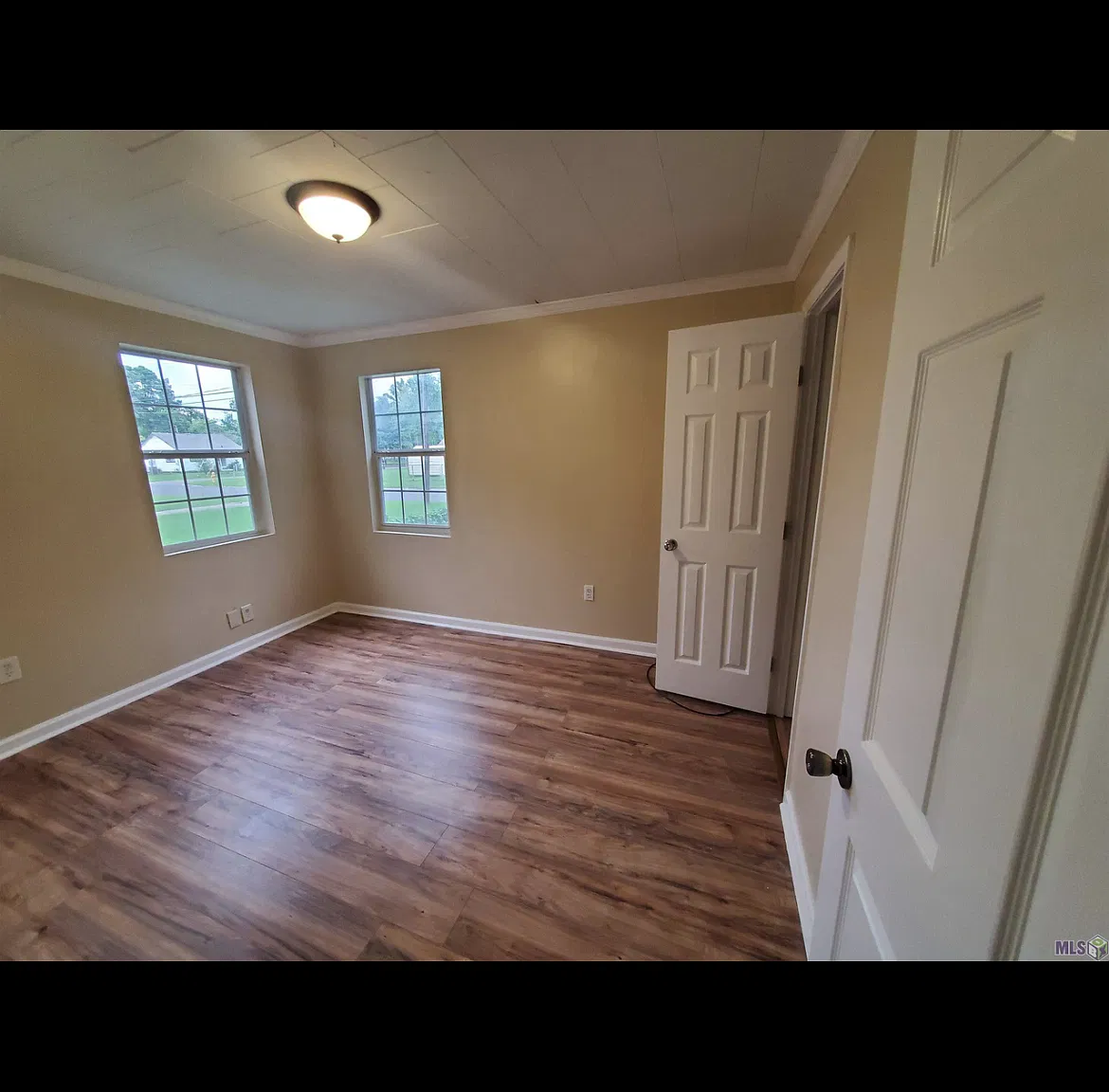 3 bed, 1.0 bath, 869 sqft, $1,250 — Photo 1