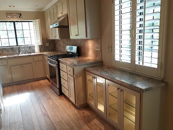 Kitchen with gas oven/stove, dishwasher, refrigerator/freezer and clothes washer/dryer.