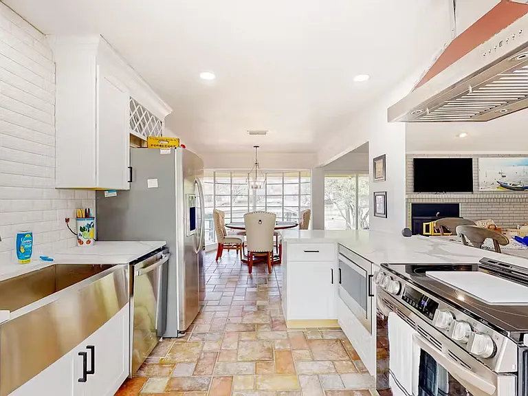 144 Sunset Dr — Photo 3