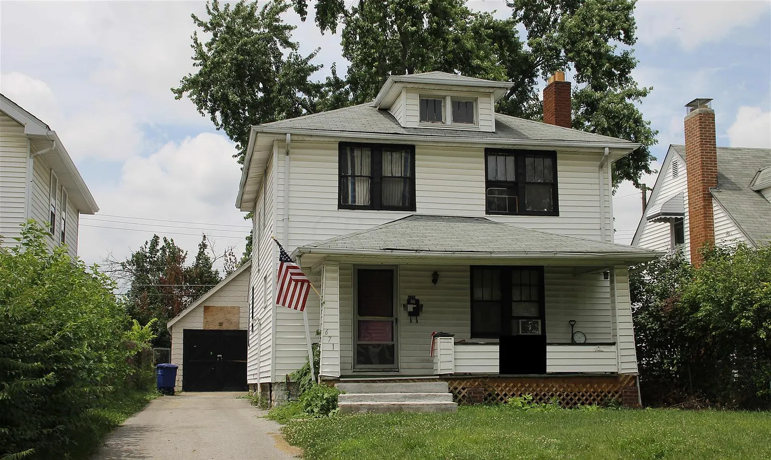 671 S Warren Ave photo 1