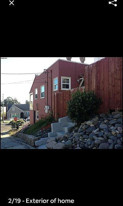 Side ent into patio/kitchen 