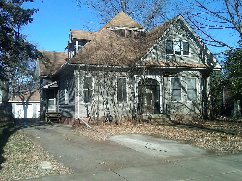 1010 W Church St photo 1