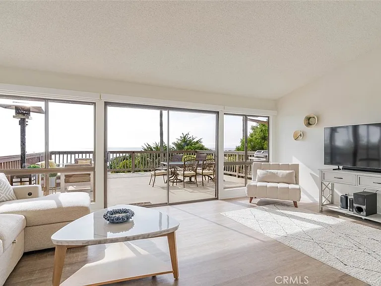 11813 Ellice St — Photo 15
