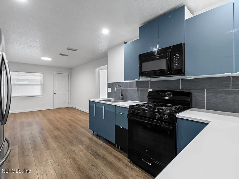 231 E 16th St #1 — Photo 9