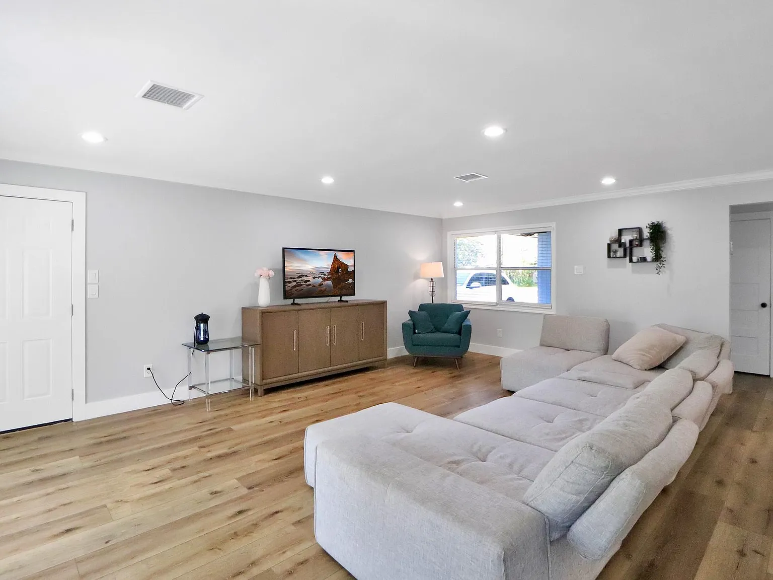 3 bed, 2.0 bath, 1679 sqft, $2,650 — Photo 3