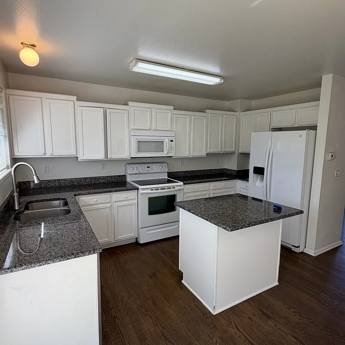 5 bed, 2.5 bath, 2056 sqft, $3,000 — Photo 4