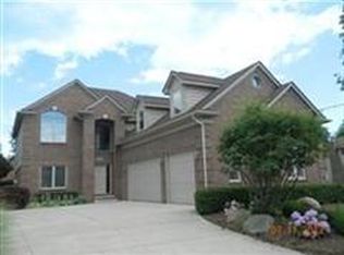 38372 Huron Pointe Dr, Harrison Township, MI 48045