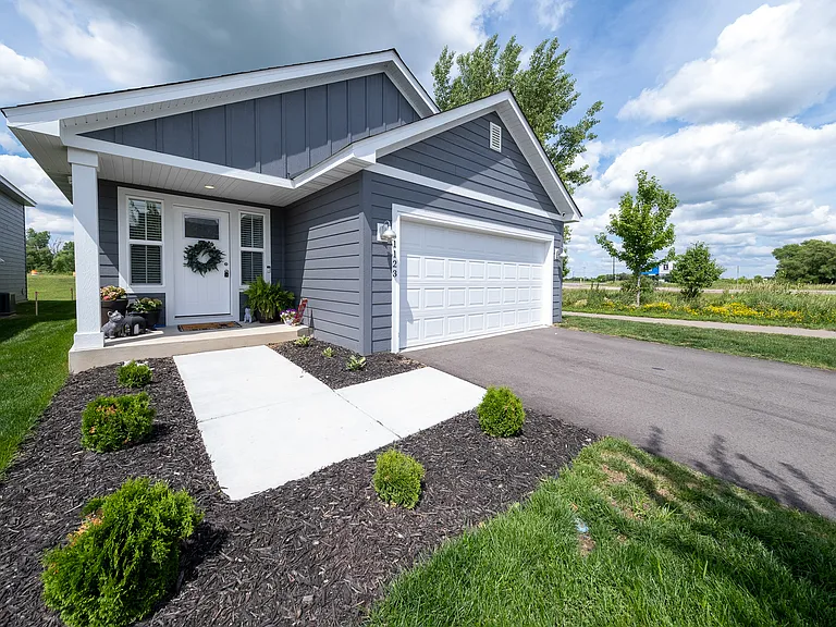1123 Dorthy Ln — Photo 1