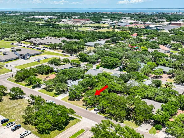 1510 N Live Oak St, Rockport, TX 78382
