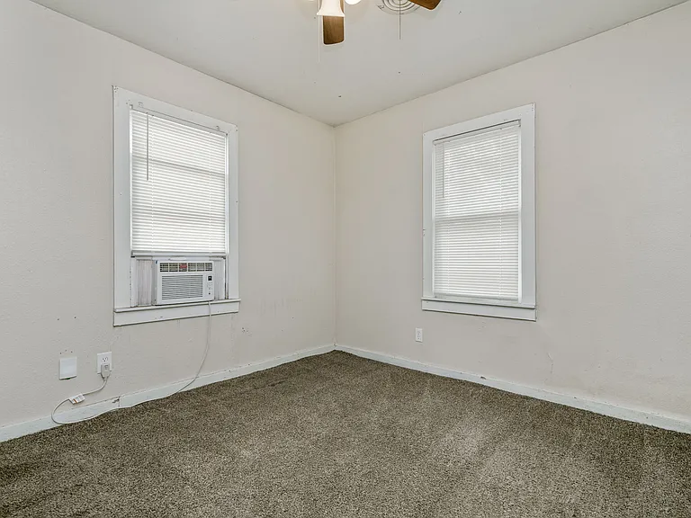 819 N Apache St #B — Photo 13
