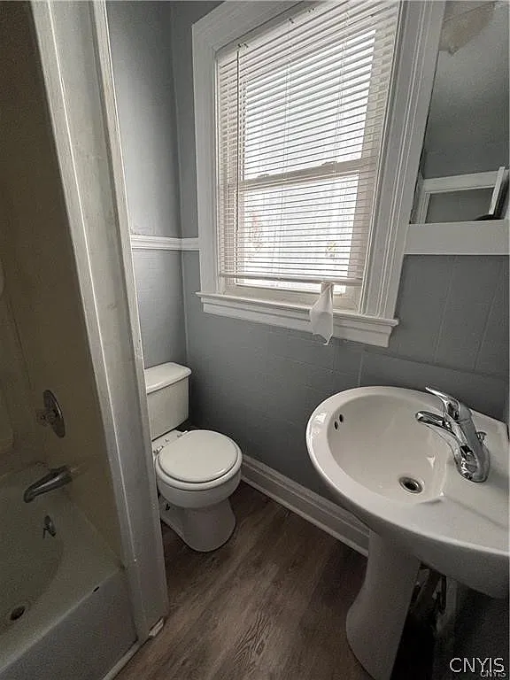 3 bed, 1.0 bath, 2520 sqft, $1,400 — Photo 4