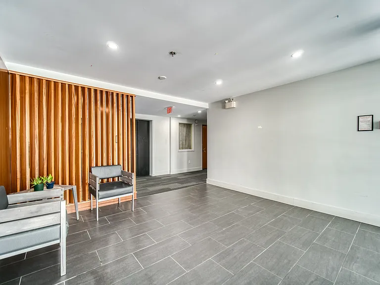 1585 Oxford St — Photo 8