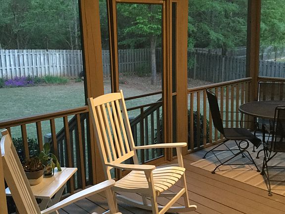Screened-in back porch!